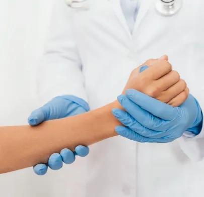 https://dxfqlcpql5f3t.cloudfront.net/Treatment/hand-and-wrist-surgery.webp