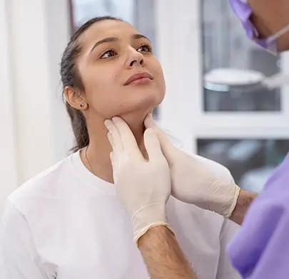 https://dxfqlcpql5f3t.cloudfront.net/Treatment/thyroidectomy-surgery.webp